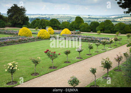 À la recherche sur la croix et jardin formel célèbre 'Elephant' le château de Rockingham de couverture et une vue sur la vallée de Welland, Northamptonshire, Angleterre Banque D'Images