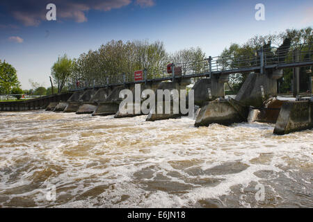 Boveney Weir sur la Tamise, près de Windsor, en Angleterre. Banque D'Images