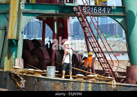 Contremaître sur un derrick barge dans le typhon Causeway Bay Hong Kong, un abri. Banque D'Images