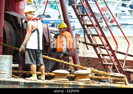 La Barge. Contremaître sur un derrick barge dans le typhon Causeway Bay Hong Kong, un abri. Banque D'Images