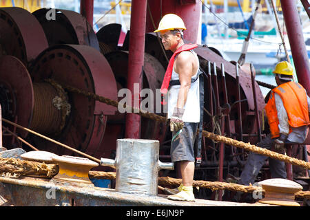 La Barge. Contremaître sur un derrick barge dans le typhon Causeway Bay Hong Kong, un abri. Banque D'Images