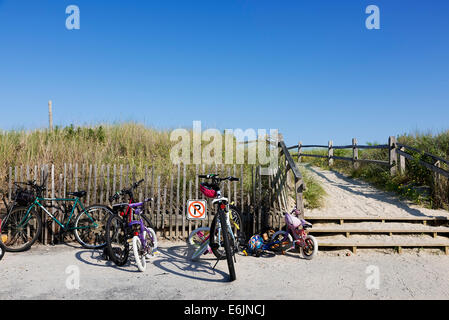 Prêt de vélos garés à une entrée de plage, Stone Harbor, New Jersey, USA Banque D'Images