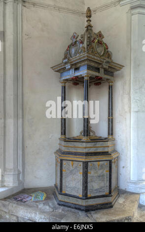 Ornate font dans l'église de St Botolph, Cambridge, Royaume-Uni Banque D'Images