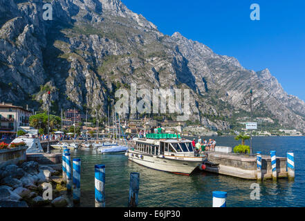 Bateaux dans le Porto Nuovo à Limone sul Garda, Lac de Garde, Lombardie, Italie Banque D'Images