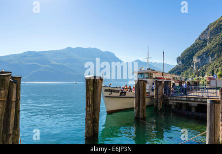 Traversier a accosté dans le port à Riva del Garda, Lac de Garde, Vénétie, Italie Banque D'Images