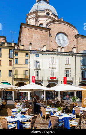 Restaurant à la Piazza delle Erbe dans le centre de la ville historique de Mantoue, Lombardie, Italie Banque D'Images