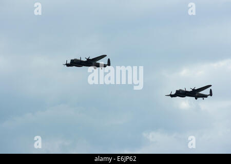 Les deux derniers bombardiers Avro Lancaster vol voler à Clacton Air Show 2014 Banque D'Images