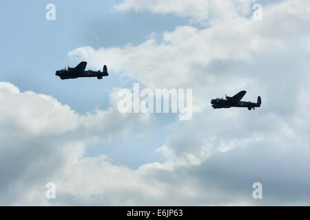 Les deux derniers bombardiers Avro Lancaster vol voler à Clacton Air Show 2014 Banque D'Images