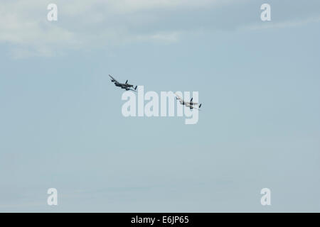 Les deux derniers bombardiers Avro Lancaster vol voler à Clacton Air Show 2014 Banque D'Images
