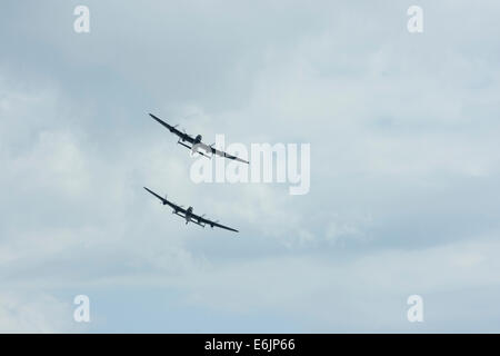 Les deux derniers bombardiers Avro Lancaster vol voler à Clacton Air Show 2014 Banque D'Images