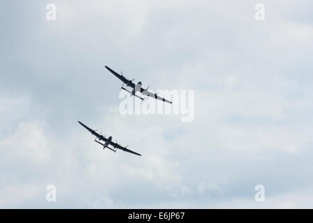 Les deux derniers bombardiers Avro Lancaster vol voler à Clacton Air Show 2014 Banque D'Images