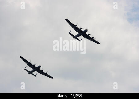 Les deux derniers bombardiers Avro Lancaster vol voler à Clacton Air Show 2014 Banque D'Images
