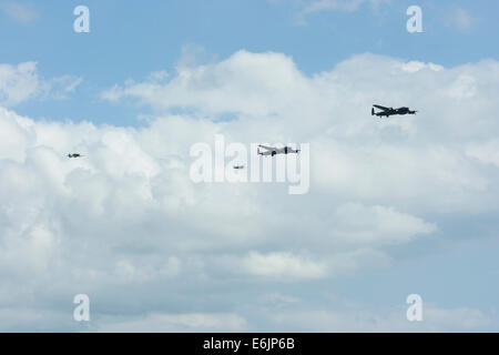 Les deux derniers bombardiers Avro Lancaster vol voler à Clacton Air Show 2014 Banque D'Images