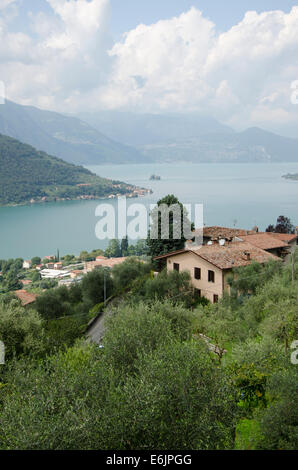 Le lac d'Iseo ou Lago d'Iseo ou Sebino en Italie du Nord. Dans les provinces de Bergame et de Brescia. Région de Lombardie. Banque D'Images