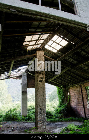 L'intérieur d'une vieille grange abandonnée. L'Italie. Banque D'Images