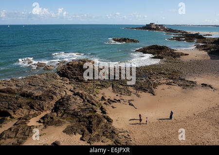 Vue de la plage de l'enceinte de la ville de St Malo, Bretagne, France Banque D'Images