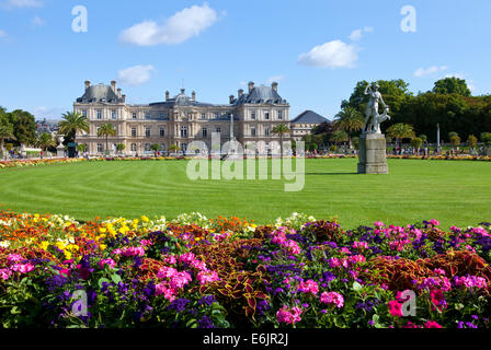 Le magnifique Palais du Luxembourg dans le Jardin du Luxembourg à Paris, France. Banque D'Images