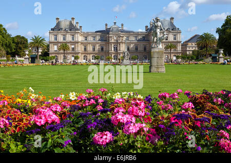 Le magnifique Palais du Luxembourg dans le Jardin du Luxembourg à Paris, France. Banque D'Images