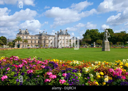 Le magnifique Palais du Luxembourg dans le Jardin du Luxembourg à Paris, France. Banque D'Images