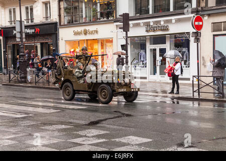 Paris, France. 25 août, 2014. Défilé de véhicules militaires dans les rues de Paris pour le 70e anniversaire de la libération de la ville, Paris, France. Credit : Julian Elliott/Alamy Live News Banque D'Images