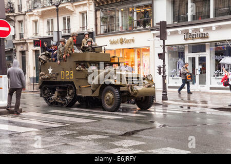 Paris, France. 25 août, 2014. Défilé de véhicules militaires dans les rues de Paris pour le 70e anniversaire de la libération de la ville, Paris, France. Credit : Julian Elliott/Alamy Live News Banque D'Images