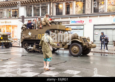 Paris, France. 25 août, 2014. Défilé de véhicules militaires dans les rues de Paris pour le 70e anniversaire de la libération de la ville, Paris, France. Credit : Julian Elliott/Alamy Live News Banque D'Images