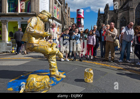 Artiste de rue vêtue comme une statue en position assise sans appui, au cours de l'Edinburgh Fringe Festival, Édimbourg, Banque D'Images