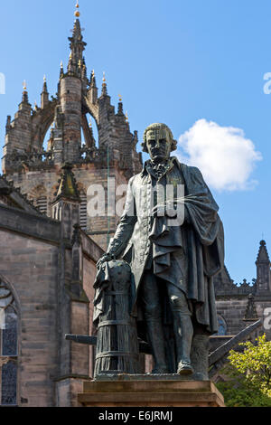 Statue d'Adam Smith, économiste écossais et philosophe politique, à la Cathédrale St Gilles Royal Mile, Édimbourg Banque D'Images