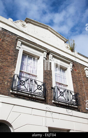 Édifice de style géorgien avec balcons français (balconets) dans le nord de Londres, Angleterre Banque D'Images