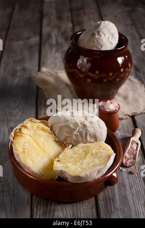 Pomme de terre au four avec la pelure de pomme de terre - en veste - en pot en céramique avec du sel rose. Focus sélectif. Banque D'Images