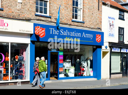 Couple passé l'Armée du Salut magasin de charité à Ripon, North Yorkshire, England UK Banque D'Images