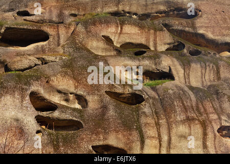 Grottes étranges dans les montagnes les météores, Grèce Banque D'Images