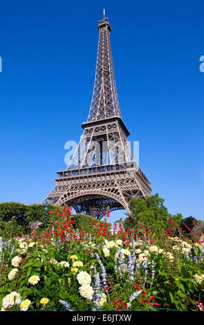 La magnifique Tour Eiffel à Paris, vu de la Champ des Mars. Banque D'Images