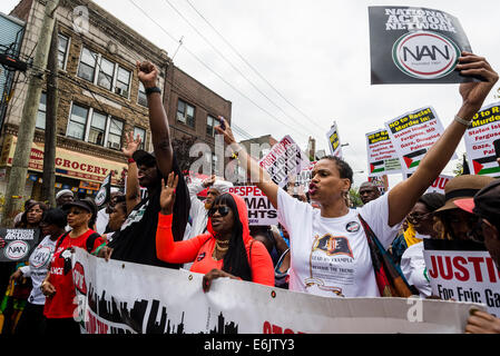 Staten Island, NY) - Des milliers de personnes ont défilé à Stapleton, pour protester contre la mort d'Eric Garner et mettre un terme à la brutalité policière Banque D'Images