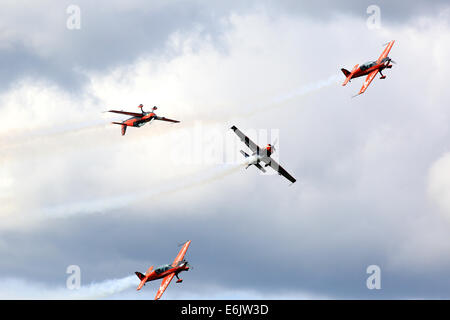 Dunsfold, Surrey, UK. 24 août, 2014. Les images montrent le spectacle aérien dans les escadres et les roues, à Dunsfold aérodrome (accueil de BBC Top Gear), Guildford, Surrey. Les visiteurs de l'Aérodrome de Dunsfold sont traités à l'heure à couper le souffle de l'air affiche 5 qui ont déjà été inclus favoris ; Les flèches rouges, BBMF, les lames, et l'équipe Breitling Wingwalkers Avro Vulcan, accompagné par d'esprit et bien informé des commentaires des experts de l'aviation et les pilotes d'affichage. Credit : Oliver Dixon/Alamy Live News Banque D'Images