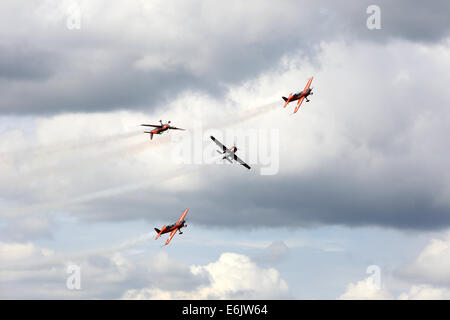 Dunsfold, Surrey, UK. 24 août, 2014. Les images montrent le spectacle aérien dans les escadres et les roues, à Dunsfold aérodrome (accueil de BBC Top Gear), Guildford, Surrey. Les visiteurs de l'Aérodrome de Dunsfold sont traités à l'heure à couper le souffle de l'air affiche 5 qui ont déjà été inclus favoris ; Les flèches rouges, BBMF, les lames, et l'équipe Breitling Wingwalkers Avro Vulcan, accompagné par d'esprit et bien informé des commentaires des experts de l'aviation et les pilotes d'affichage. Credit : Oliver Dixon/Alamy Live News Banque D'Images