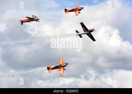 Dunsfold, Surrey, UK. 24 août, 2014. Les images montrent le spectacle aérien dans les escadres et les roues, à Dunsfold aérodrome (accueil de BBC Top Gear), Guildford, Surrey. Les visiteurs de l'Aérodrome de Dunsfold sont traités à l'heure à couper le souffle de l'air affiche 5 qui ont déjà été inclus favoris ; Les flèches rouges, BBMF, les lames, et l'équipe Breitling Wingwalkers Avro Vulcan, accompagné par d'esprit et bien informé des commentaires des experts de l'aviation et les pilotes d'affichage. Credit : Oliver Dixon/Alamy Live News Banque D'Images