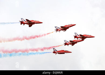 Dunsfold, Surrey, UK. 24 août, 2014. Les images montrent le spectacle aérien dans les escadres et les roues, à Dunsfold aérodrome (accueil de BBC Top Gear), Guildford, Surrey. Les visiteurs de l'Aérodrome de Dunsfold sont traités à l'heure à couper le souffle de l'air affiche 5 qui ont déjà été inclus favoris ; Les flèches rouges, BBMF, les lames, et l'équipe Breitling Wingwalkers Avro Vulcan, accompagné par d'esprit et bien informé des commentaires des experts de l'aviation et les pilotes d'affichage. Credit : Oliver Dixon/Alamy Live News Banque D'Images