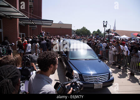 Ferguson, USA. 25 août, 2014. Les gens assister à l'enterrement de 18 ans Michael Brown à Ferguson, St Louis, Missouri, États-Unis, le 25 août, 2014. Funérailles de Michael Brown tiré et tué par des policiers à Ferguson dans l'État américain du Michigan a eu lieu à une église baptiste ici lundi. Credit : Iwata Dane/Xinhua/Alamy Live News Banque D'Images