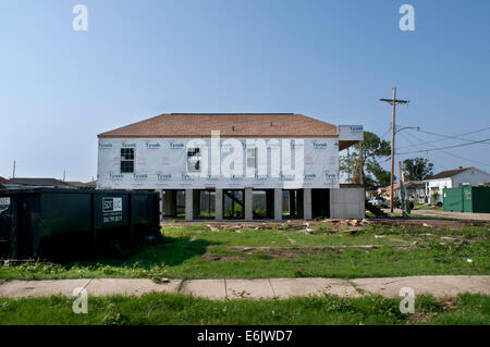 Les résidents de reconstruire, de démolir des maisons et de vendre leurs terres, ou de refuser de revenir à la 9e Ward après l'ouragan Katrina à New Orlean Banque D'Images