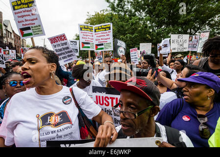 Staten Island, NY) - Des milliers de personnes ont défilé à Stapleton, pour protester contre la mort d'Eric Garner et mettre un terme à la brutalité policière Banque D'Images