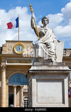 La Statue de la Loi avec l'Assemblée nationale (Palais Bourbon) dans l'arrière-plan à Paris. Banque D'Images