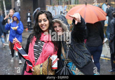 Londres, Grande-Bretagne. 25 août, 2014. Les visiteurs posent pendant la carnaval de Notting Hill à Londres, en Grande-Bretagne, depuis le 25 août 2014. Plus de 1 millions de visiteurs sont attendus à l'événement de deux jours qui est le plus grand du genre en Europe. L'événement a eu lieu sur l'ouest de Londres rue chaque week-end d'août depuis 1964. © Han Yan/Xinhua/Alamy Live News Banque D'Images