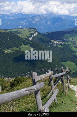 Vue sur Paysage Lago di Garda de Monte Baldo, au-dessus de ville Malcesine, Lago di Garda, la Lombardie, le Trentin, Italie, tourisme, Alpes Banque D'Images