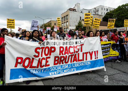 Staten Island, NY) - Des milliers de personnes ont défilé à Stapleton, SI pour protester contre la mort d'Eric Garner et mettre un terme à la police brut Banque D'Images