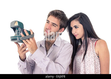 Cute couple prendre des photos avec l'ancien appareil photo instantané Banque D'Images