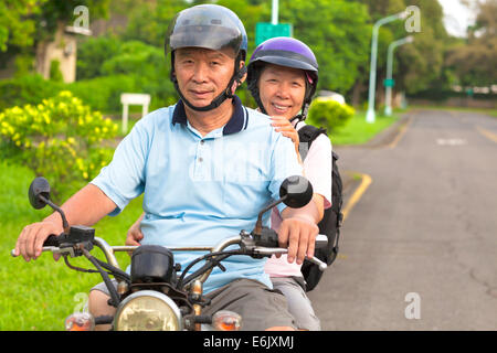 Senior couple dur voyage à moto Banque D'Images