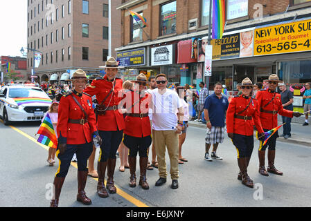 Ottawa, Canada - 24 août 2014 : Les membres de la Gendarmerie royale du Canada à participer à la parade de la fierté gay annuel sur la rue Bank Banque D'Images