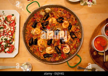 Paella aux fruits de mer. La paella est un plat de riz traditionnel espagnol de la région de Valence mais populaire dans toute l'Espagne. La paella utilise une val Banque D'Images