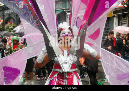 Londres, Royaume-Uni, 25 août 2014, le Notting Hill Carnival 2014 parties dans la pluie. La pluie incessante n'a rien fait pour arrêter l'atmosphère de fête comme la plus grande manifestation de rue n'a pas tenu compte des conditions météorologiques et sourit c'est long. Credit : JOHNNY ARMSTEAD/Alamy Live News Banque D'Images